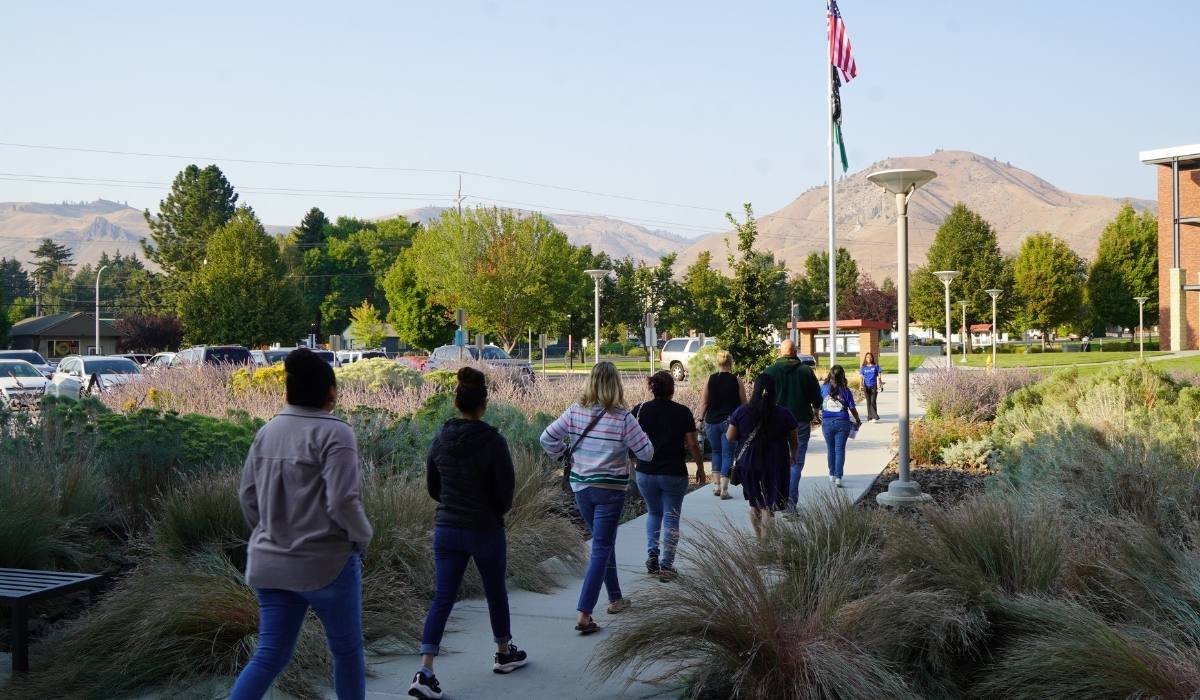 Students walking outside Mish ee twie during orientation tour